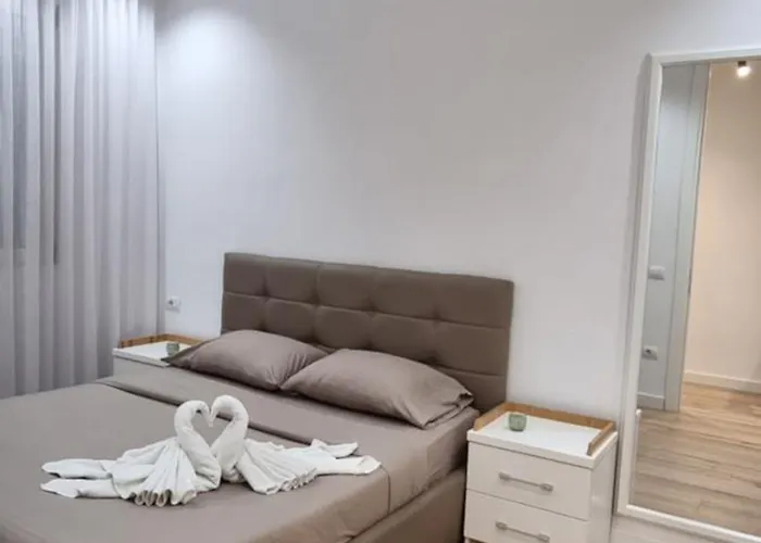 Alle\'S Komuna Parisit Lux Apartment
