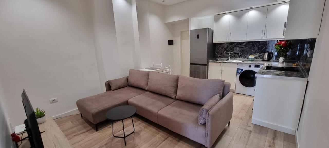 Apartment Alle's Komuna Parisit Lux *